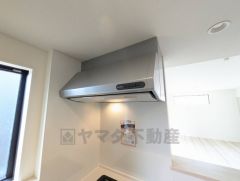 コンロ上には換気扇完備＾＾すぐ横に小窓が設けられているので、換気扇と合わせてWで換気できます＾＾