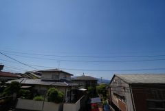 目の前に日差しを遮る建物がないので、日当たり＆風通し良好です＾＾心地よい自然の光や風を感じることができ、ほどよく開放感のある空間がつくれます。