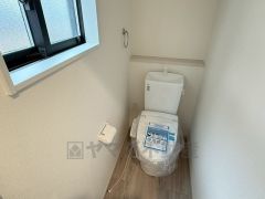 1階2階の2ヶ所にトイレがありますので、忙しい朝にも家族に気を使わず、ゆとりが生まれますね＾＾ 小窓付きで換気する時に便利です＾＾