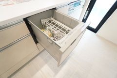 炊事時間を大幅に短縮できる食器洗浄乾燥機付き＾＾食器を洗う手間が減るので家族とのコミュニケーションの時間や自分の時間が増えますね。