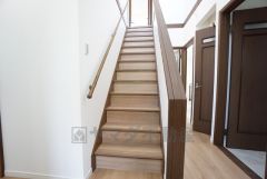 見通しがよく昇降しやすいストレートタイプの階段です。お子様も高齢の方も安心して上り下りができる手摺がついた安心設計です。 