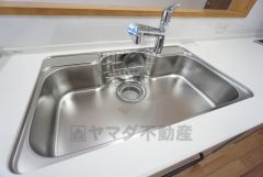 大きなお鍋も楽々洗える幅の広いシンクです＾＾ステンレスシンクなので簡単にお掃除できますよ。洗剤やスポンジもすっきりできる収納付き。