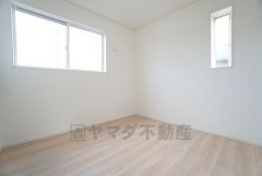 5帖。2面採光を確保した明るい室内は、風通しも良く、大変居心地の良い空間となっております。日当たりがよく、子供部屋としての利用もおすすめ。