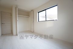 木の温もりがやさしいフローリングとシンプルなクロスで住む人のこだわりを活かす洋室＾＾広めのクローゼットもあり荷物もすっきり片付けられ、ゆとりのある暮らしが出来ます＾＾