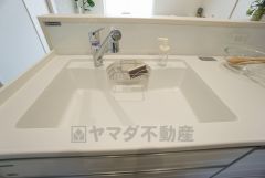 大きなお鍋も楽々洗える幅の広いシンクです＾＾洗剤やスポンジもすっきりできる収納付き。
