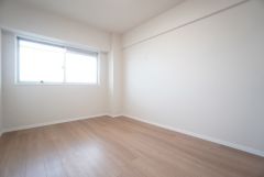 5.6帖洋室。 住む人のこだわりを活かす洋室。日当たりがよく、寝室としての利用もおすすめ。ブラウンのフローリングは、部屋全体に落ち着きや重厚感をもたらしてくれます。