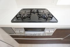 3種類の料理が同時に調理できる、3口ガスコンロ。忙しい夕食の支度時間が短縮できて嬉しいですね。