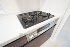 3種類の料理が同時に調理できる、3口ガスコンロ。忙しい夕食の支度時間が短縮できて効率よくお料理が楽しめます。