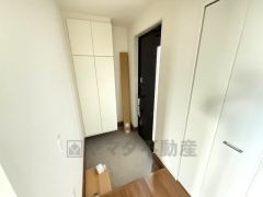 採光も考えられた明るい玄関です。たっぷり収納できるシューズボックス付きなので、家族全員の靴がきれいに整頓できます＾＾