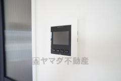 防犯はもちろん、セールスマン対策にもなるモニター付きインターホンです。お子さん1人での留守番時にも活躍しそうです。