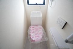 1階2階の2ヶ所にトイレがありますので、忙しい朝にも家族に気を使わず、ゆとりが生まれますね＾＾ 小窓付きで換気する時に便利です＾＾