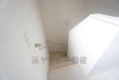 お子様も高齢の方も安心して上り下りができる手摺がついた安心設計です。