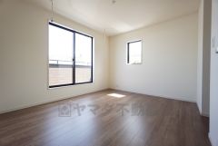 7帖。主寝室としてお使いいただけそうなこちらのお部屋は、日当たりが良く、爽やかな風を感じて起きる朝は、快適生活の始まりに。 