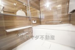 1日の疲れを癒すくつろぎのバスルーム。足を伸ばしてもゆったりと入れるサイズです。お子様と一緒にお風呂に入っても狭くないですね＾＾