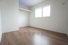 5.5帖。木の温もりがやさしいフローリングとシンプルなクロスです＾＾オープンクローゼット付き＾＾