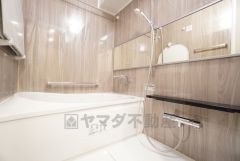 1日の疲れを癒すくつろぎのバスルーム。足を伸ばしてもゆったりと入れるサイズです。お子様と一緒にお風呂に入っても狭くないですね＾＾