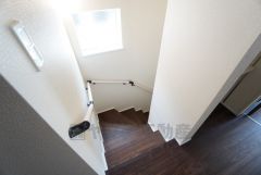 お子様も高齢の方も安心して上り下りができる手摺がついた安心設計です。 階段には小窓を配置しました。日中でも暗くなりがちな階段下が明るくなり安全ですね。