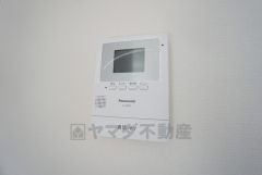 防犯性もばっちり、TVモニター付きインターホン完備。大きなモニターで玄関先を確認できます。録画機能が付いているので不在時の訪問者も確認できて安心です＾＾
