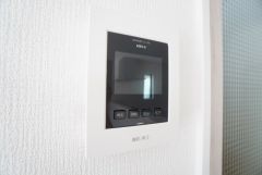 防犯性、セキュリティ対策に安心できるテレビモニター付きインターフォンです。セールスマン対策にもなり安心できます。