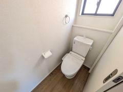 1階2階の2ヶ所にトイレがありますので、忙しい朝にも家族に気を使わず、ゆとりが生まれますね＾＾ 小窓付きで換気する時に便利です＾＾
