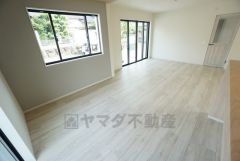 大きな窓のあるリビングは陽光あふれる明るい空間です。居心地良く、ご家族皆がゆったり寛げる憩いの空間となりそうです。