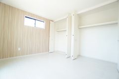 住む人のこだわりを活かす洋室。日当たりがよく、寝室としての利用もおすすめ。広めのクローゼットには荷物をすっきり片付けられ、ゆとりのある暮らしが出来ます＾＾
