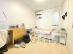 採光を確保した明るい室内は、風通しも良く、大変居心地の良い空間となっております。日当たりがよく、子供部屋としての利用もおすすめ。 