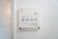 雨の日の洗濯も安心できる浴室暖房乾燥機付き浴室。リモコンで操作もボタン1つで簡単。