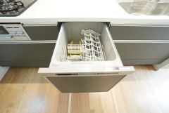 食事の後の手間を解消する食器洗い乾燥機付。冬場の洗い物で手荒れの悩みもなくなります。手洗いよりも節約できて便利。