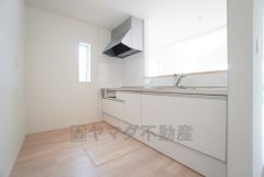 対面式キッチンなのでリビングにいるご家族とコミュニケーションを取りながら洗い物や、お料理が楽しめそうですね＾＾