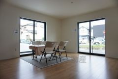 同仕様写真。対面式キッチンを中心としたリビングダイニングで家族の会話が弾みそうです。