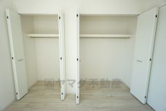 寝室にはハンガーパイプ付きのクローゼットが設けられています。たっぷり収納できるので衣替えの心配もいりませんね＾＾ 