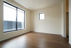 ご夫婦お二人のプライベートシーンを演出する寝室は、大容量のウォークインクローゼット付き。バルコニーへも面しており日当たり良好です。