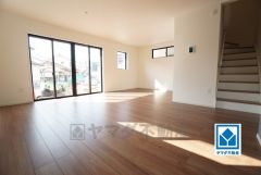 窓から光が差し込む明るいリビングダイニングです＾＾