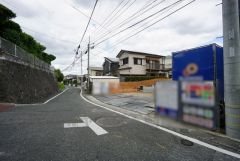 前面道路は西側約5.1ｍの公道に面しています。住人以外の車の進入も少なく、小さなお子様を持つご家庭にも安心です。