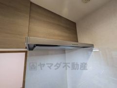 コンロ上には換気扇完備＾＾調理時の蒸気や匂いが換気扇に誘導され、効率的に排煙ができます＾＾