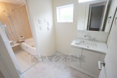 三面鏡裏収納付き洗面化粧台です＾＾ 歯磨きセットやスキンケア用品などの収納に便利ですね。
