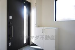 採光も考えられた明るい玄関です。シューズボックス付きなので、家族全員の靴がきれいに整頓できます。