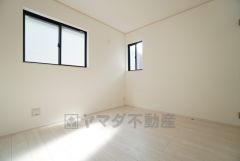 2面採光を確保した明るい室内は、風通しも良く、大変居心地の良い空間となっております。日当たりがよく、子供部屋としての利用もおすすめ。