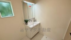 三面鏡裏収納付き洗面化粧台です＾＾ 歯磨きセットやスキンケア用品などの収納に便利ですね。