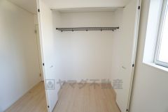 洋室にはラック付きのクローゼットが設けられています。たっぷり収納できるので衣替えの心配もいりませんね＾＾