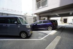 敷地内に駐車場があるため、車への乗り降りや荷物の出し入れもスムーズ＾＾雨の日や小さなお子さまとのお出かけにも便利です。