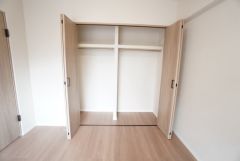 収納量たっぷりのクローゼット付き。ハンガーパイプ付で散らかりがちな洋服類もきれいに整理できます。使用頻度が少ないものは枕棚の上に、足元には3段ボックスを置いて、フル活用できるクローゼットです。