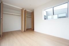 暖かい日差しが差し込む洋室。たっぷり収納できるクローゼット付きでお部屋の中をすっきりと快適に保てます。