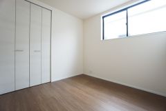 住む人のこだわりを活かす洋室。クローゼットには荷物をすっきり片付けられ、ゆとりのある暮らしが出来ます＾＾