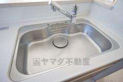 大きなお鍋も楽々洗える幅の広いシンクです＾＾ステンレスシンクなので簡単にお掃除できますよ。洗剤やスポンジもすっきりできる収納付き。