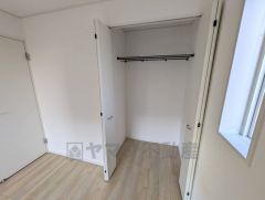洋室にはクローゼットが設けられています。たっぷり収納できます＾＾