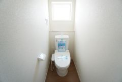 清潔感のある使い勝手の良いトイレで、毎日気持ちよくお使いいただけます。温水洗浄便座付きで、季節を問わず快適にご利用いただけます＾＾小窓付きで換気する時に便利です＾＾