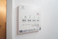 浴室暖房乾燥機には、暖房、乾燥、涼風、換気の4つの機能が付いています。タイマー付きです。換気・雨の日の洗濯も安心です＾＾