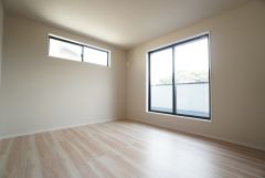 主寝室としても利用できる8.5帖の洋室は南側にバルコニーがあり、日当たり良好です。温かい光の差し込むゆとりのある居室をぜひ現地にてご確認くださいませ。